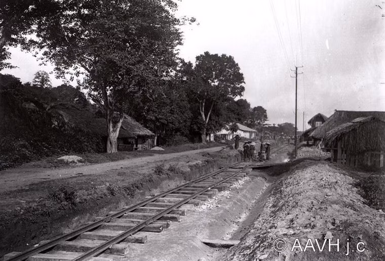 Công nhân sửa chữa đường ray.