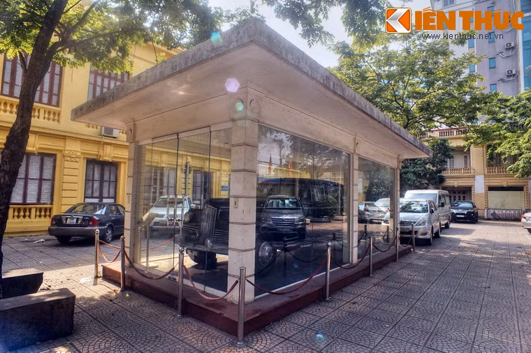 Bảo tàng Lịch sử Quốc gia Việt Nam là nơi đang lưu giữ một chiếc xe hơi có lịch sử đặc biệt: Xe ZIS-115 biển số HN-707 do Trung ương Đảng Cộng sản Liên Xô tặng Trung ương Đảng Lao động Việt Nam năm 1954.