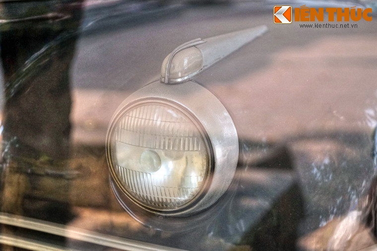 Xe có đèn sương mù, hai đèn báo động hiện đại, lốp xe cỡ lớn, cửa sổ được thiết kế đặc biệt để người bên ngoài không thể nhìn thấy bên trong nhưng người bên trong lại có thể nhìn ra bên ngoài một cách rõ ràng.