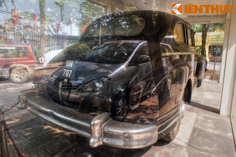 Về cơ bản ZIS-115, là sự cải tiến của xe Packard do Mỹ sản xuất. Thân xe rộng 2 mét, dài 6,2 mét. Trọng lượng xe đạt 4.280 kg.