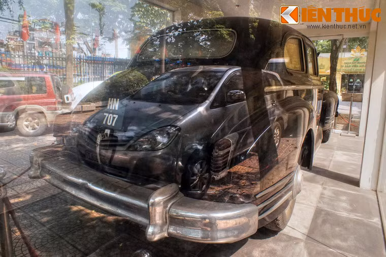 Về cơ bản ZIS-115, là sự cải tiến của xe Packard do Mỹ sản xuất. Thân xe rộng 2 mét, dài 6,2 mét. Trọng lượng xe đạt 4.280 kg.