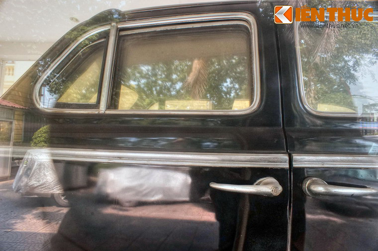 Là chiếc xe chuyên chở nguyên thủ và cán bộ nên khoang xe phía sau rất rộng rãi với ghế nệm da, có khoảng để chân thoải mái. Khi cần bàn chuyện riêng tư, những người ngồi sau có thể quay kính, tạo nên lớp cách âm giữa khoang lái và khoang hành khách.