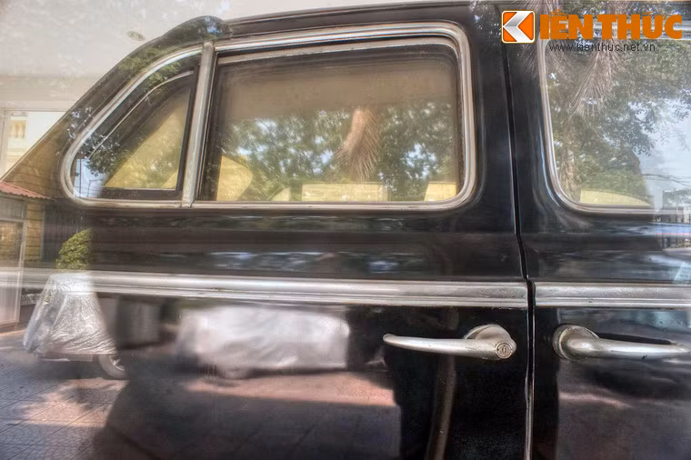 Là chiếc xe chuyên chở nguyên thủ và cán bộ nên khoang xe phía sau rất rộng rãi với ghế nệm da, có khoảng để chân thoải mái. Khi cần bàn chuyện riêng tư, những người ngồi sau có thể quay kính, tạo nên lớp cách âm giữa khoang lái và khoang hành khách.