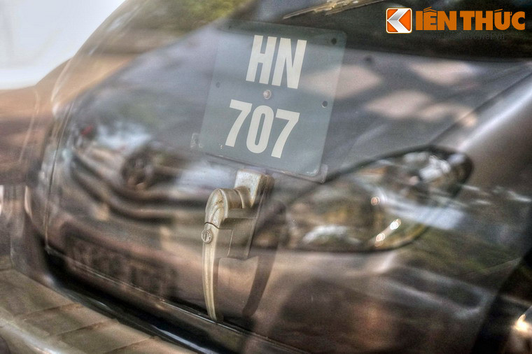 Vì xe có độ dày thân vỏ tới 8 ly nên hệ thống cửa, chốt cửa, cửa kính rất đồ sộ. Muốn nâng kính lên, phải dùng một cần gạt nâng lên hạ xuống. Cửa chớp nhỏ phía trước cũng được quay bằng cơ để điều chỉnh.