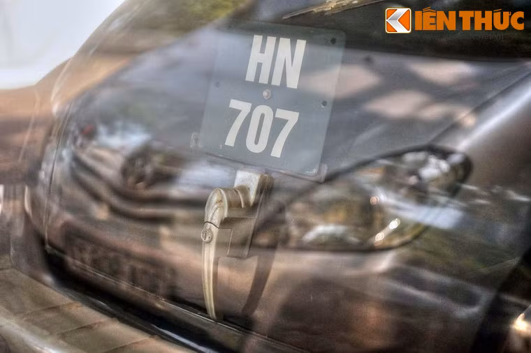 Vì xe có độ dày thân vỏ tới 8 ly nên hệ thống cửa, chốt cửa, cửa kính rất đồ sộ. Muốn nâng kính lên, phải dùng một cần gạt nâng lên hạ xuống. Cửa chớp nhỏ phía trước cũng được quay bằng cơ để điều chỉnh.