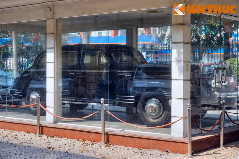 Đây là loại xe hơi chống đạn đặc chủng được dùng để bảo vệ Chủ tịch Hồ Chí Minh và các đồng chí trong Bộ Chính trị, Trung ương Đảng trong các chuyến công tác từ năm 1954 - 1972.