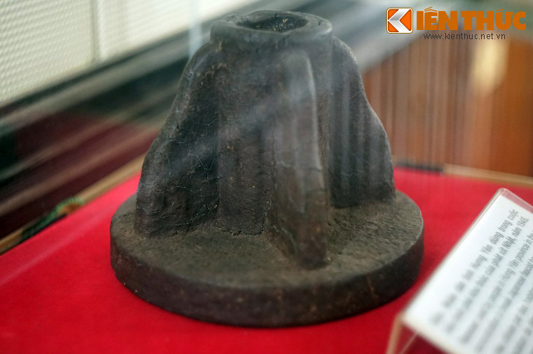 Chiếc đầm nhân dân tỉnh Hưng Yên dùng trong cuộc biểu tình phá kho thóc của phát-xít Nhật năm 1945. Hoạt động phá kho thóc trong Cao trào kháng Nhật đã giải quyết nạn đói làm hàng triệu người chết do chính sách kinh tế vô nhân đạo của phát-xít Nhật.