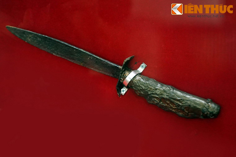 Dao găm đội tự vệ xã Hy Sinh (Yên Lạc, Vĩnh Phúc) dùng tham gia phá kho thóc, thuyền đạn của phát-xít Nhật và giành chính quyền năm 1945.