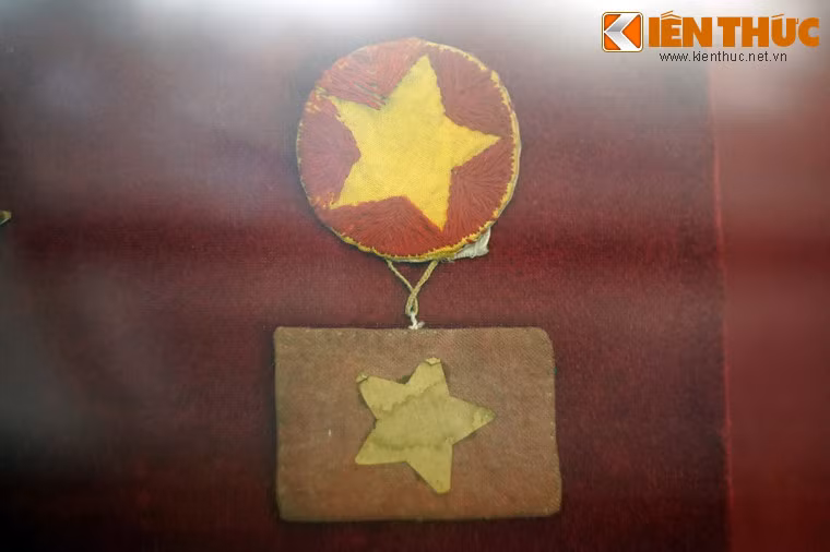 Huy hiệu có hình quốc kỳ nước Việt Nam độc lập của Ủy ban Khởi nghĩa, tháng 8/1945.