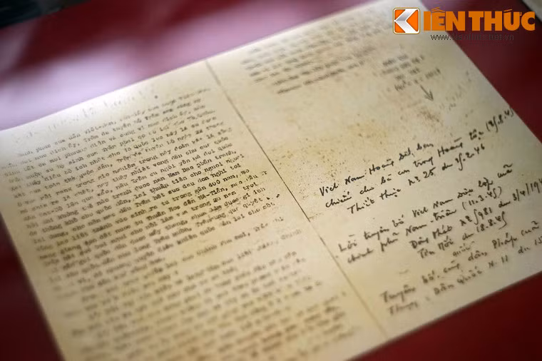 Chiếu thoái vị của cựu hoàng Bảo Đại. Chiều ngày 30/8/1945, Bảo Đại - hoàng đế cuối cùng của triều Nguyễn - mặc triều phục và đọc bản chiếu thoái vị trước hàng ngàn người tụ họp trước cửa Ngọ Môn ở Kinh thành Huế, đánh dấu sự chấm hết của chế độ quân chủ ở Việt Nam.