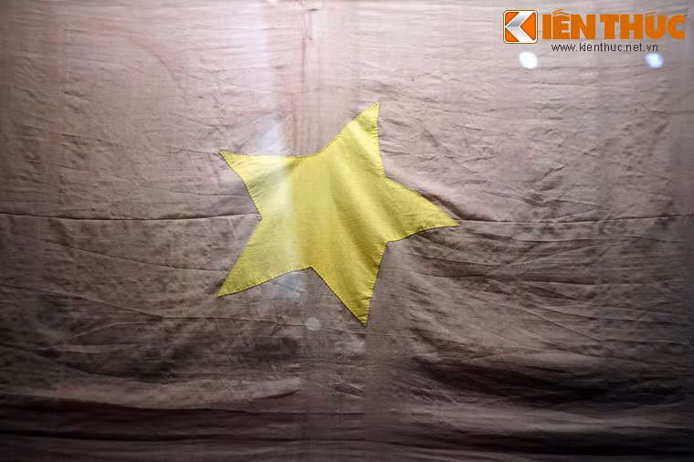 Cở Tổ quốc treo tại Đại hội Quốc dân Tân Trào (huyện Sơn Dương, tỉnh Tuyên Quang) ngày 16/8/1945. Đại hội đã tán thành chủ trương Tổng khởi nghĩa và thông qua 10 chính sách của Việt Minh trong cuộc Cách mạng Tháng 8. Hiện vật được trưng bày tại Bảo tàng Lịch sử Quốc gia Việt Nam.