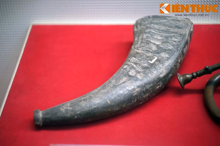 Chiếc tù và do anh Nguyễn Văn Khao, huyện Phục Hòa, tỉnh Cao Bằng tự chế bằng sừng trâu để báo hiệu cho nhân dân chuẩn bị đánh Nhật - Pháp ở địa phương, tháng 8/1945.