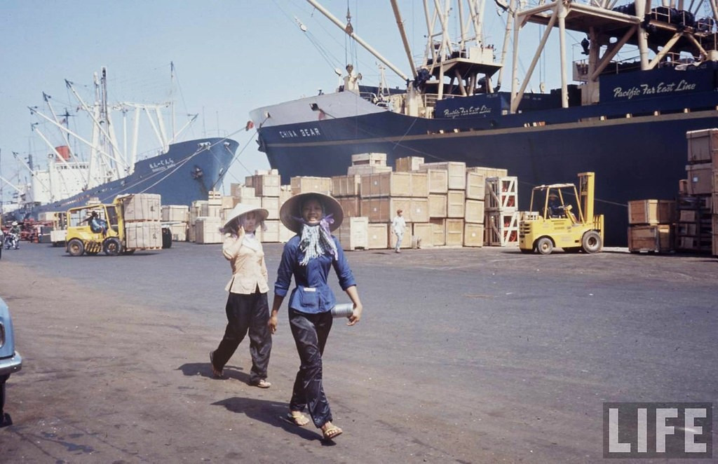 Hai nữ nhân công ở cảng Khánh Hội năm 1968.