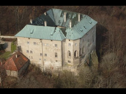 Nằm cách thành phố Prague của Cộng hòa Czech 47 km về phía Bắc, lâu đài Houska là một trong những lâu đài được bảo quản nguyên vẹn nhất.