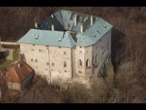 Nằm cách thành phố Prague của Cộng hòa Czech 47 km về phía Bắc, lâu đài Houska là một trong những lâu đài được bảo quản nguyên vẹn nhất.
