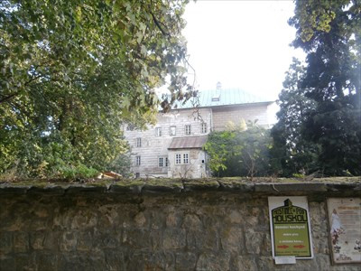 Một câu chuyện khác kể rằng Đức quốc xã từng sử dụng lâu đài Houska trong Chiến tranh thế giới 2.