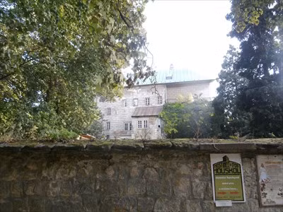 Một câu chuyện khác kể rằng Đức quốc xã từng sử dụng lâu đài Houska trong Chiến tranh thế giới 2.