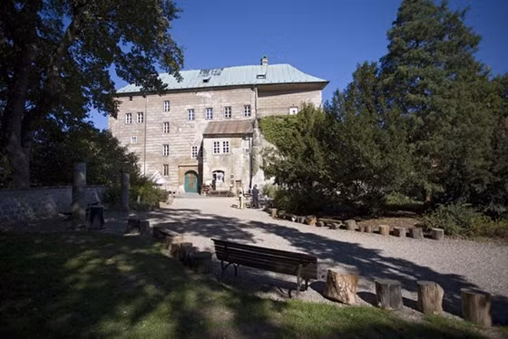 Vì vậy, người dân địa phương thời xưa hiếm khi đi ra ngoài vào ban đêm ở khu vực xung quanh lâu đài Houska.