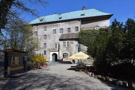 Thậm chí, có người kể rằng nhìn thấy những con thú bị chảy máu đi lang thang quanh lâu đài vào buổi tối.