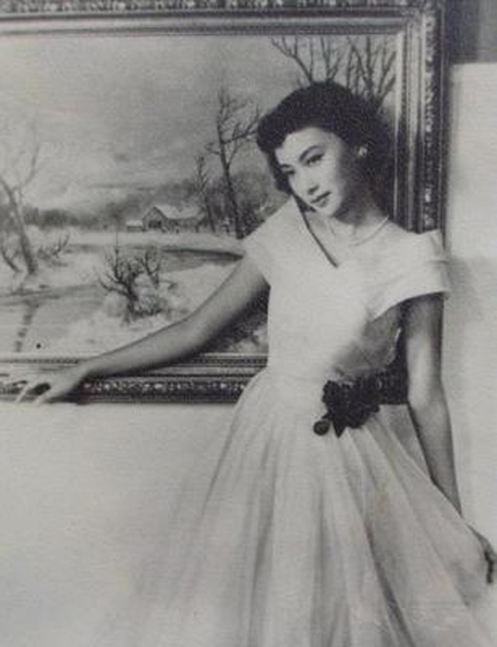 Trong bài viết ấy, nhà văn Kim Dung nhắc lại thời vinh quang của Hạ Mộng và chúc "người trong mộng" có cuộc sống hạnh phúc bên gia đình ở nước ngoài.