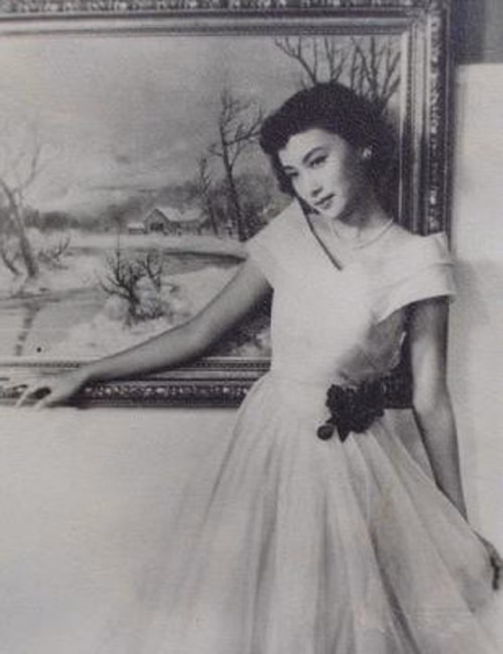 Trong bài viết ấy, nhà văn Kim Dung nhắc lại thời vinh quang của Hạ Mộng và chúc "người trong mộng" có cuộc sống hạnh phúc bên gia đình ở nước ngoài.