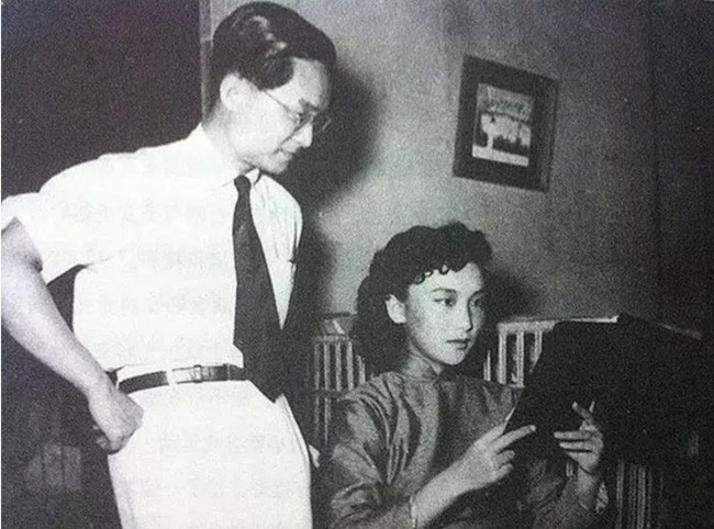 Theo một số phương tiện truyền thông, Kim Dung gặp Hạ Mộng khi cả hai làm việc cho công ty điện ảnh Trường Thành. Với ngoại hình xinh đẹp và khả năng diễn xuất tốt, Hạ Mộng nhanh chóng trở thành minh tinh nổi tiếng.