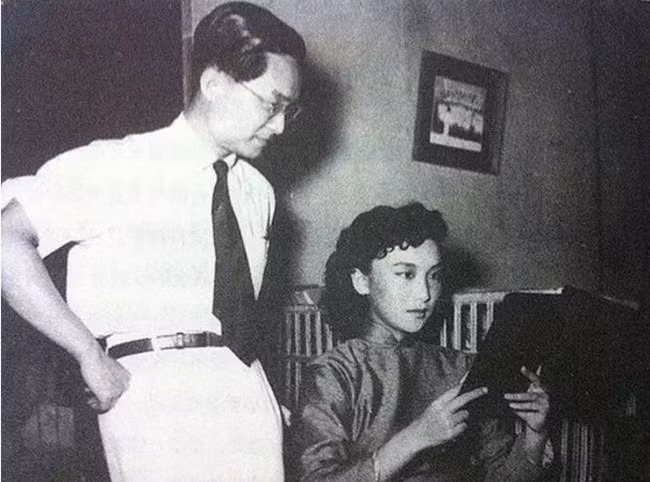 Theo một số phương tiện truyền thông, Kim Dung gặp Hạ Mộng khi cả hai làm việc cho công ty điện ảnh Trường Thành. Với ngoại hình xinh đẹp và khả năng diễn xuất tốt, Hạ Mộng nhanh chóng trở thành minh tinh nổi tiếng.