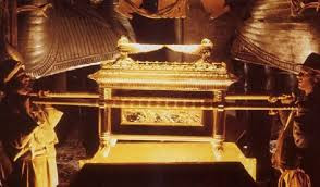 Cụ thể, do là "vật thiêng" nên Rương đựng thánh tích chứa sức mạnh to lớn và huyền bí.