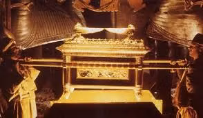 Cụ thể, do là "vật thiêng" nên Rương đựng thánh tích chứa sức mạnh to lớn và huyền bí.