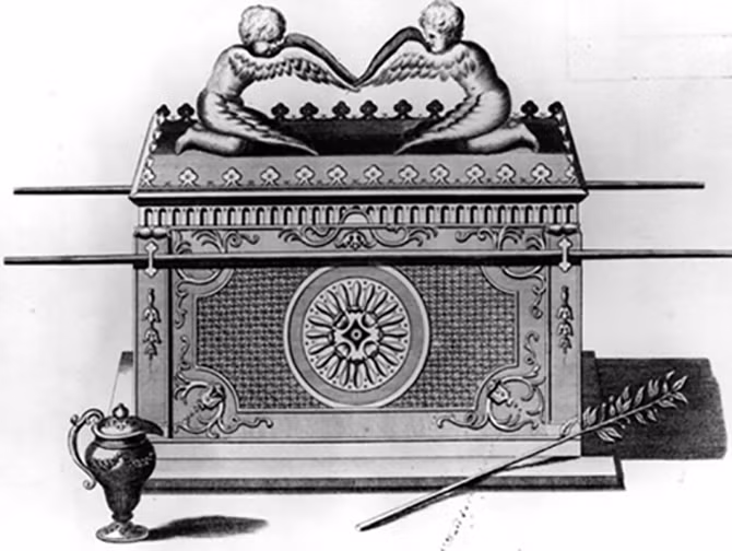 Về sau, nó được đặt trong một chiếc rương làm từ gỗ keo, khảm vàng và trên nắp nó có hai thiên thần làm từ vàng nguyên chất. Chính vì vậy, người ta gọi chiếc rương này là Rương đựng thánh tích (Ark of the Covenant).