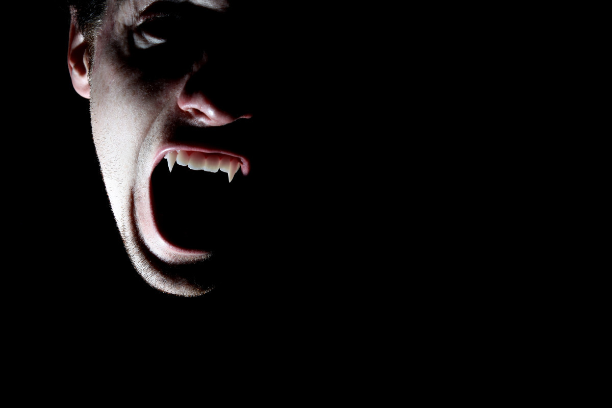 Ambrogio muốn cưới Selena làm vợ nhưng không hay biết rằng thần Mặt trời Apollo cũng muốn có người phụ nữ này.