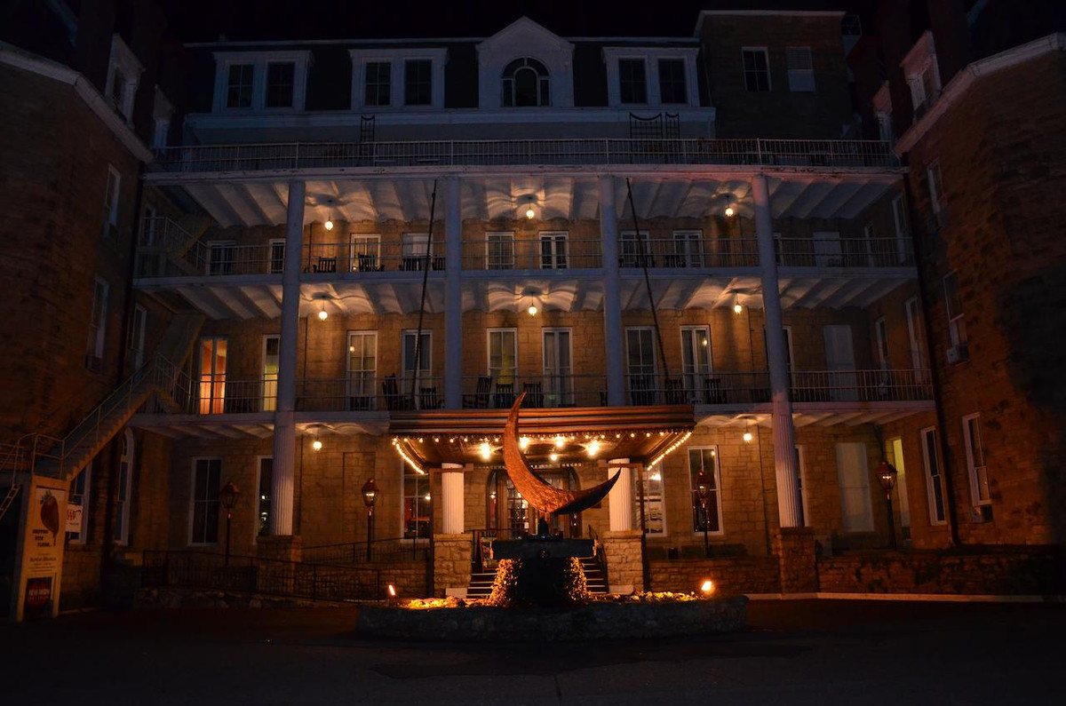 Trong lúc làm việc, Michael bị rơi khỏi giàn giáo dẫn đến tử vong. Nơi Michael thiệt mạng chính là phòng 218 hiện nay. Theo đó, căn phòng này được cho là bị "ma ám" nặng nhất trong khách sạn.