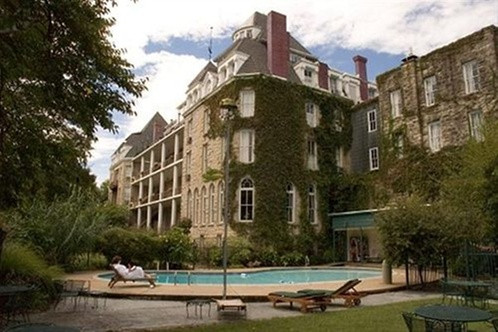 Thậm chí, có khách thuê phòng nghe thấy tiếng kêu thảm thiết của một người đàn ông dường như là bị ngã từ trên cao xuống. Đôi khi, hồn ma Michael còn vứt bừa bãi quần áo của khách thuê phòng.