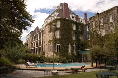 Thậm chí, có khách thuê phòng nghe thấy tiếng kêu thảm thiết của một người đàn ông dường như là bị ngã từ trên cao xuống. Đôi khi, hồn ma Michael còn vứt bừa bãi quần áo của khách thuê phòng.