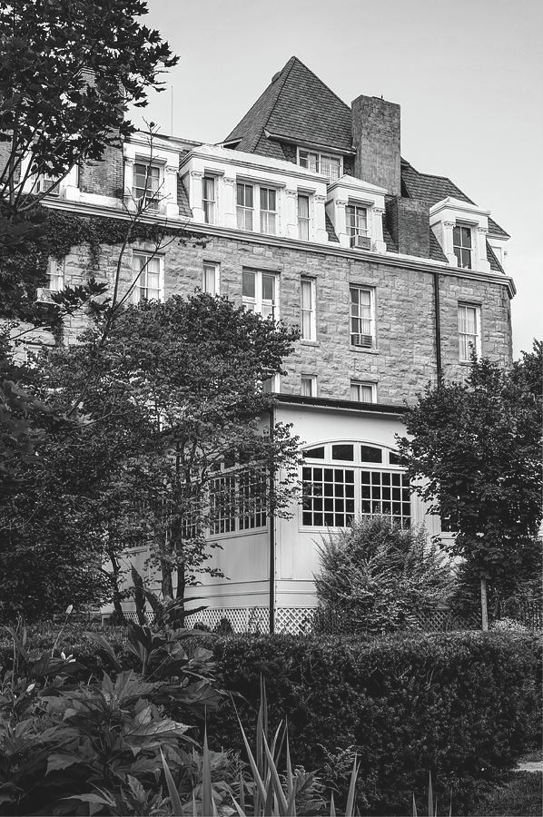 Điều này xuất phát từ việc khách sạn Crescent được xây dựng trên nền đất cũ của một bệnh viện điều trị ung thư. Mời độc giả xem video: Ả Rập Xê Út: Cháy khách sạn làm hơn 145 người thương vong (nguồn: VTC14).