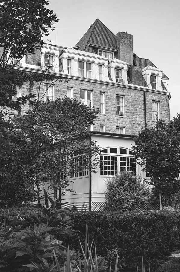 Điều này xuất phát từ việc khách sạn Crescent được xây dựng trên nền đất cũ của một bệnh viện điều trị ung thư. Mời độc giả xem video: Ả Rập Xê Út: Cháy khách sạn làm hơn 145 người thương vong (nguồn: VTC14).