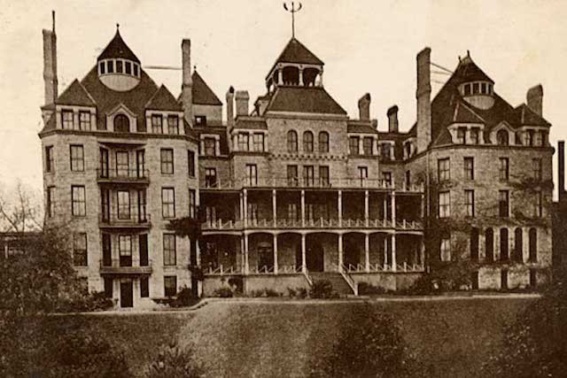 Nằm ở bang Arkansas, Mỹ, khách sạn "ma ám" nổi tiếng Crescent là một trong những điểm đến hấp dẫn đối với người thích trải nghiệm rùng rợn.