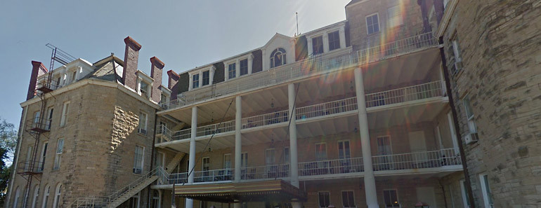 Ngoài hồn ma của Michael, khách sạn Crescent còn được cho là bị "ám" bởi những linh hồn nữ y tá và bệnh nhân qua đời vì ung thư.