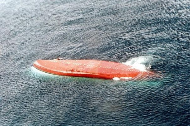 Do MV Le Joola bị lật úp trên biển do thời tiết xấu và chở quá tải (tàu được thiết kế chở 600 người nhưng thực tế có tới hơn 2.000 người trên tàu) nên thảm kịch chìm tàu đã cướp đi sinh mạng của 1.863 người.