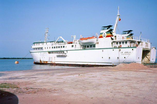 Vụ đắm tàu MV Le Joola của chính phủ Senegal ở ngoài khơi Gambia ở Tây Phi ngày 26/9/2002 đã trở thành thảm kịch hàng hải tồi tệ trong lịch sử nhân loại.