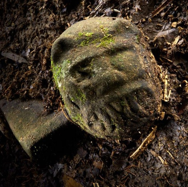 Thành phố của thần Khỉ còn được mô tả là chứa đầy vàng. Thần Khỉ tạo ra nhiều hậu duệ là những người lai nửa người nửa khỉ.