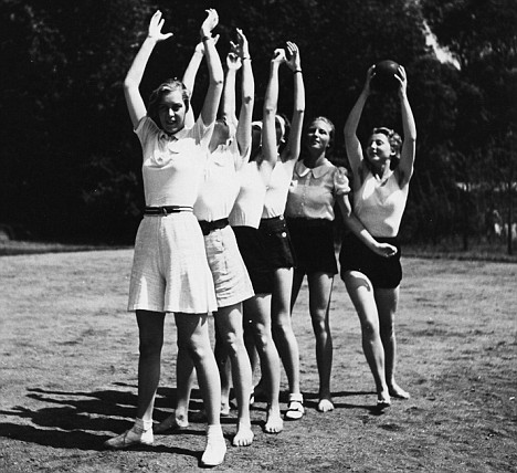 Theo ước tính, khoảng 20.000 đứa trẻ được sinh ra và nuôi dưỡng trong suốt thời gian Hitler nắm quyền lực tuyệt đối ở Đức. Những đứa trẻ Aryan tóc vàng, mắt xanh này được nuôi dưỡng chủ yếu tại Đức và Na Uy.