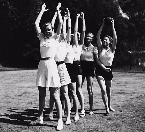 Theo ước tính, khoảng 20.000 đứa trẻ được sinh ra và nuôi dưỡng trong suốt thời gian Hitler nắm quyền lực tuyệt đối ở Đức. Những đứa trẻ Aryan tóc vàng, mắt xanh này được nuôi dưỡng chủ yếu tại Đức và Na Uy.