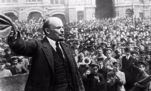 Sự ra đời của nhà nước Nga Xô viết do lãnh tụ Vladimir Ilyich Lenin và đảng Bolshevik lãnh đạo đã đạt được nhiều thành tựu lớn khi từng bước thực hiện các biện pháp thủ tiêu tàn tích của chế độ cũ như xóa bỏ sự phân biệt đẳng cấp, những đặc quyền của giáo hội... Cách mạng tháng Mười Nga đã tạo xung lực để nhiều nước thuộc địa trên thế giới đứng lên đấu tranh giải phóng dân tộc.