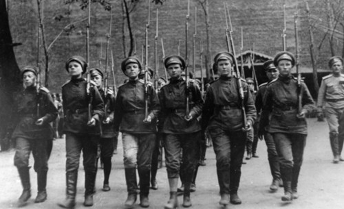 3. Cách mạng tháng Mười Nga năm 1917 được đánh giá là sự kiện làm rung chuyển thế giới. Nguyên do là vì sự kiện này không chỉ có tác động lớn đến sự phát triển của nước Nga mà còn ảnh hưởng đến thế giới.