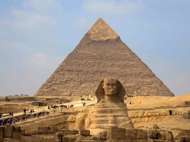 Cụ thể, 3 loại đã khác nhau được dùng để xây dựng nên Đại kim tự tháp gồm: đá vỏ - bây giờ tất cả đã biến mất và 2 loại đá khối xây cốt lõi.