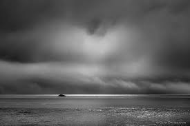 Kỳ lạ hơn, nhiều thiết bị của con người như đồng hồ, la bàn đều không hoạt động tại đảo Barsa-Kelmes.