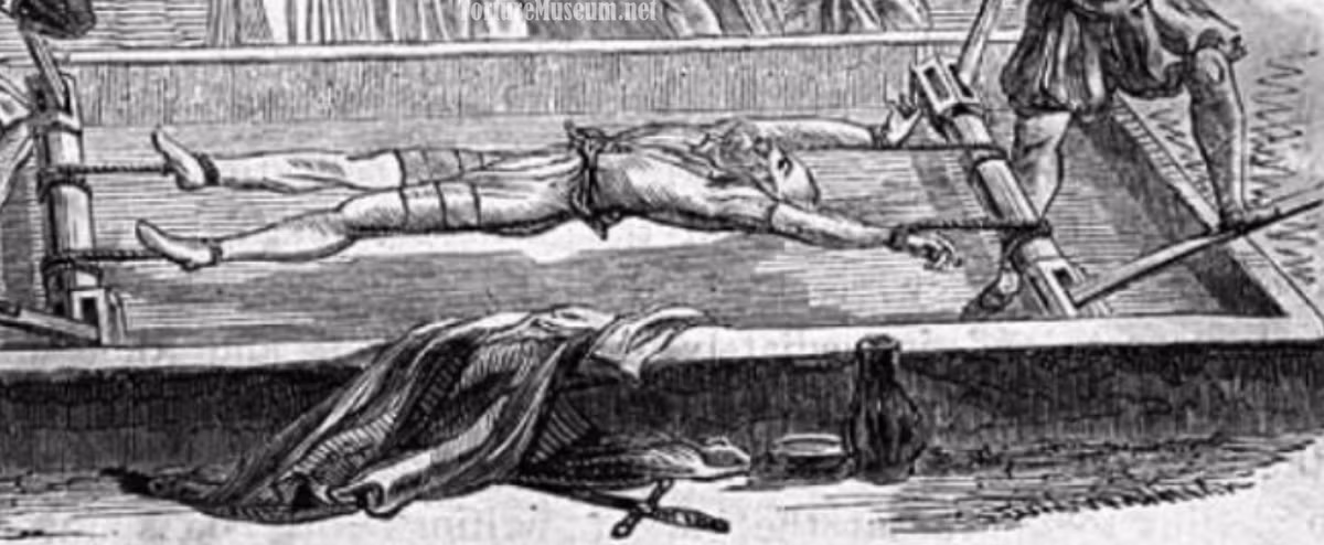 Theo đó, máng tra tấn được thiết kế với nhiều mức độ khác nhau. Nếu như phạm nhân không khai nhận tội thì sẽ bị kéo giãn cơ thể ngày càng nghiêm trọng hơn.