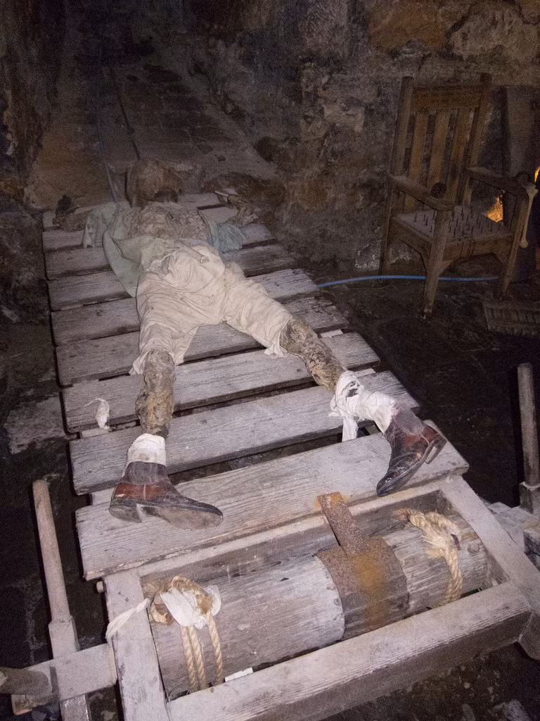 Khi ấy, phạm nhân có thể mất mạng vì phương pháp tra tấn hãi hùng này.