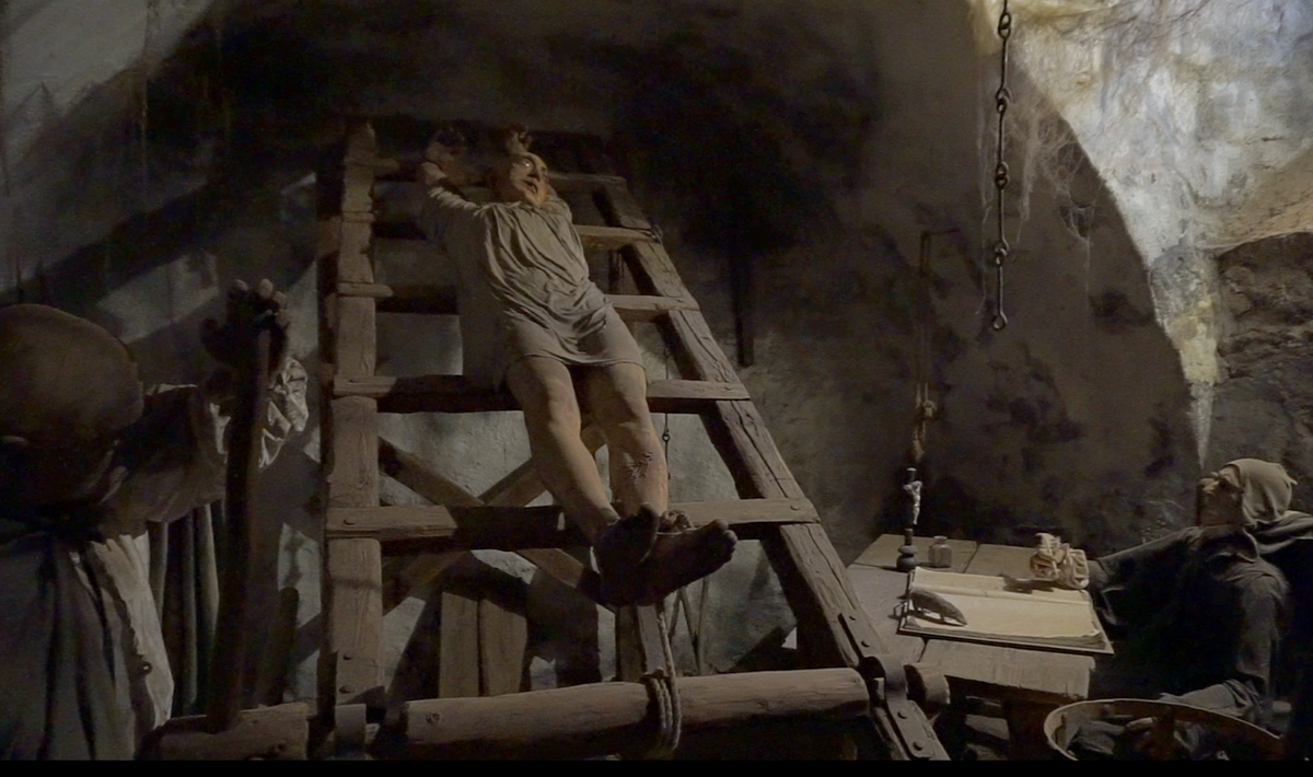 Kế đến, người hành hình sẽ kéo cho con lăn chạy khiến cơ thể nạn nhân bị kéo giãn.